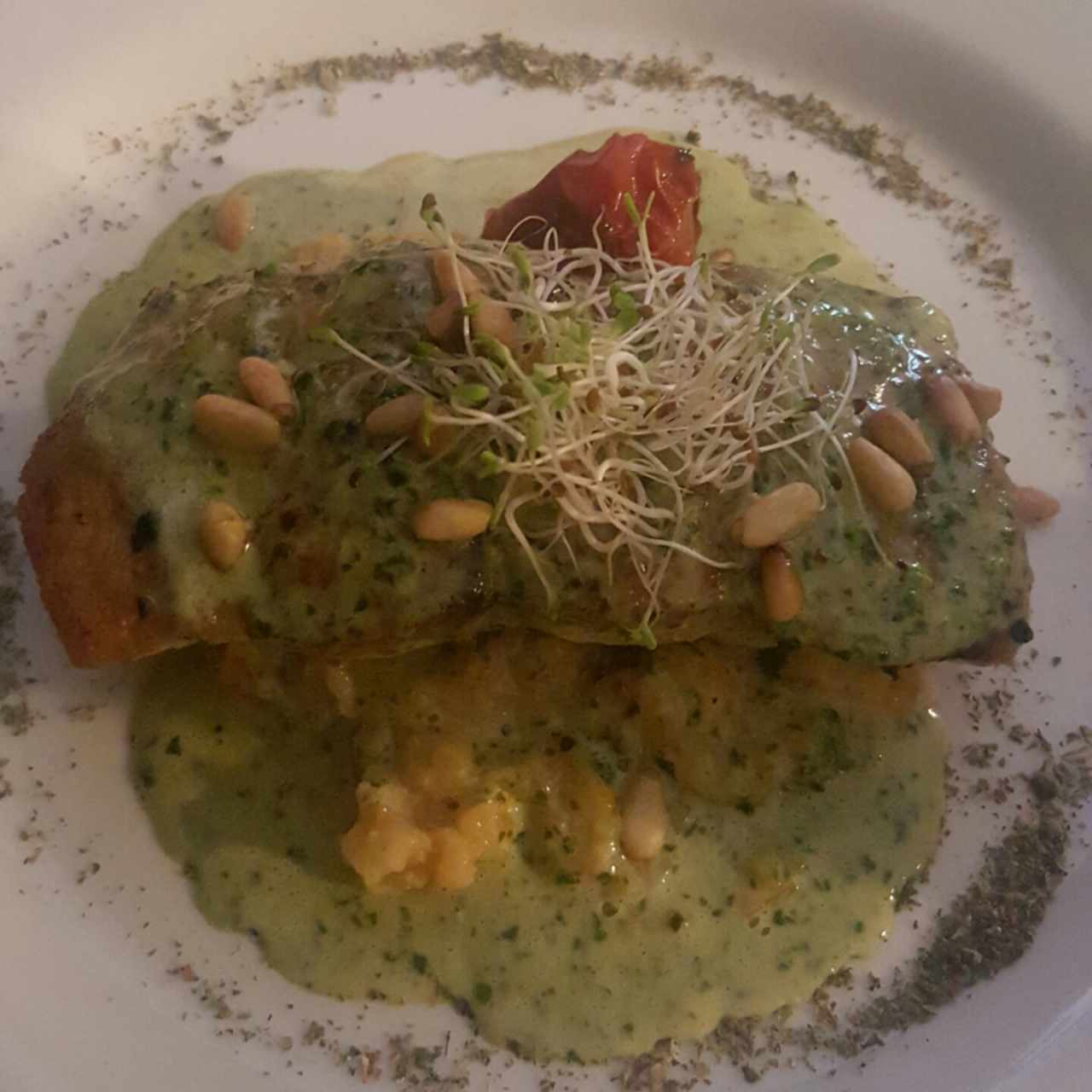 Pesca del día con salsa de pesto y risotto 