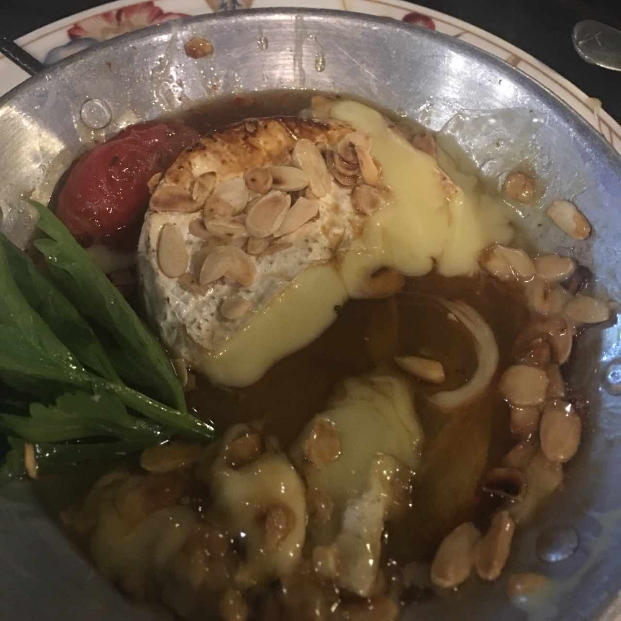 camembert con maple y almendras