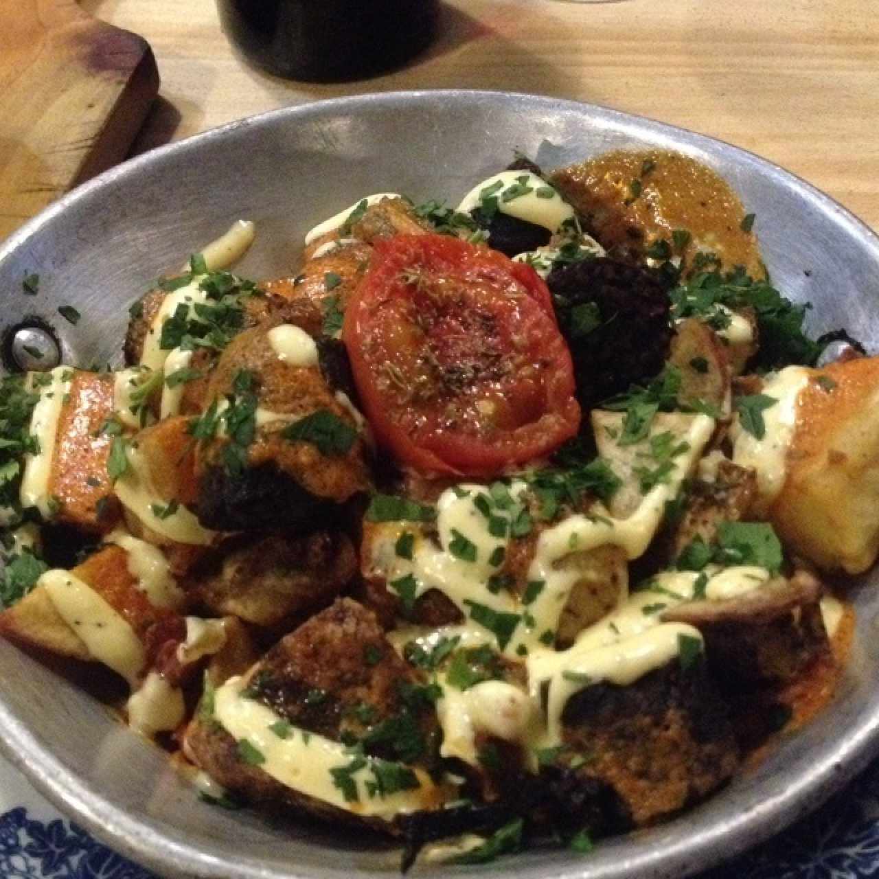 patatas bravas con morcilla