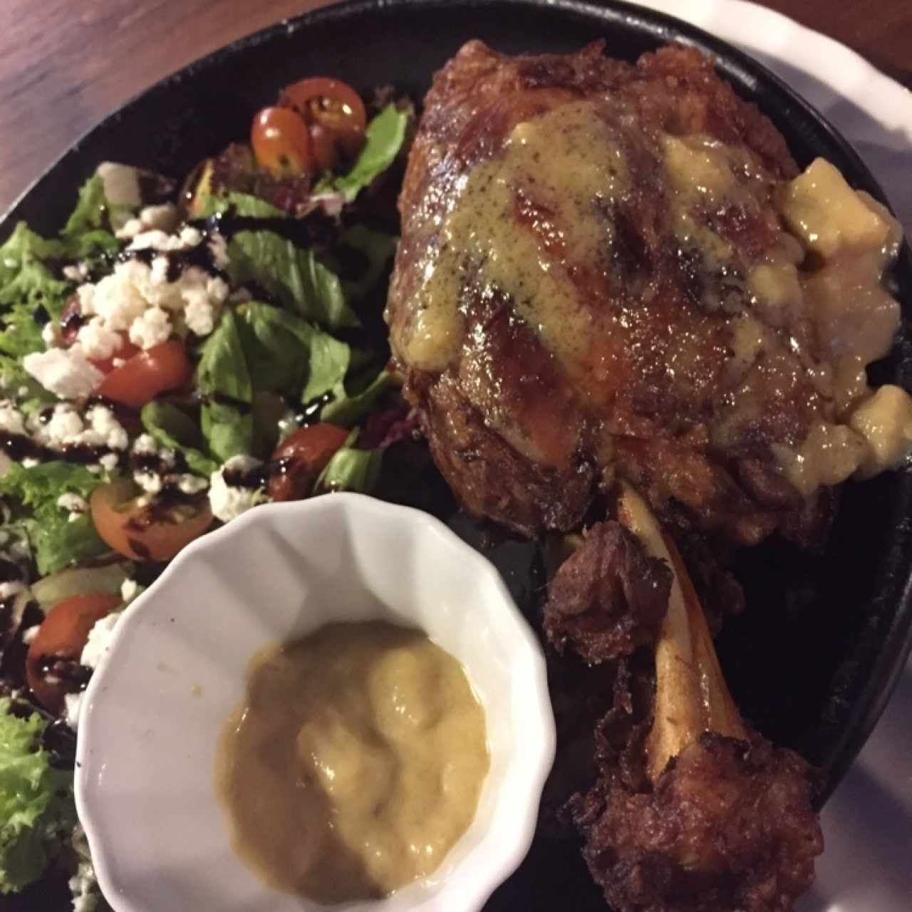 Codillo de cerdo en salsa de mostaza y pera