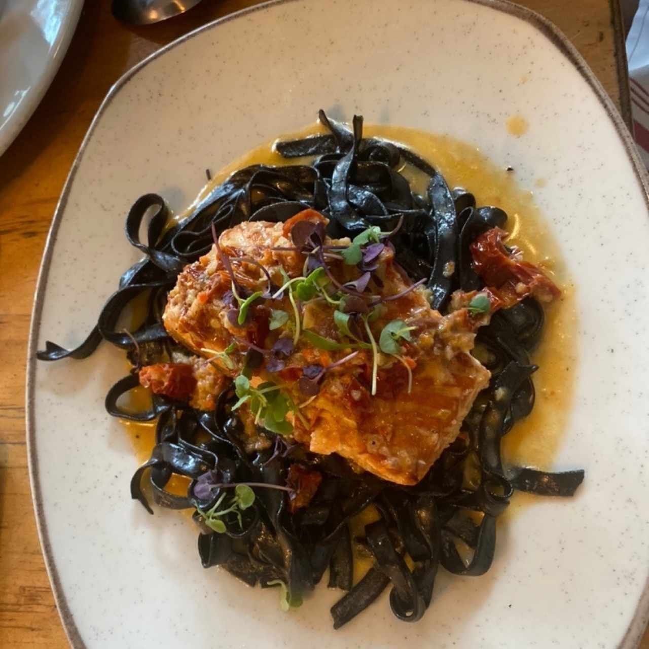 Salmon en pasta negra 