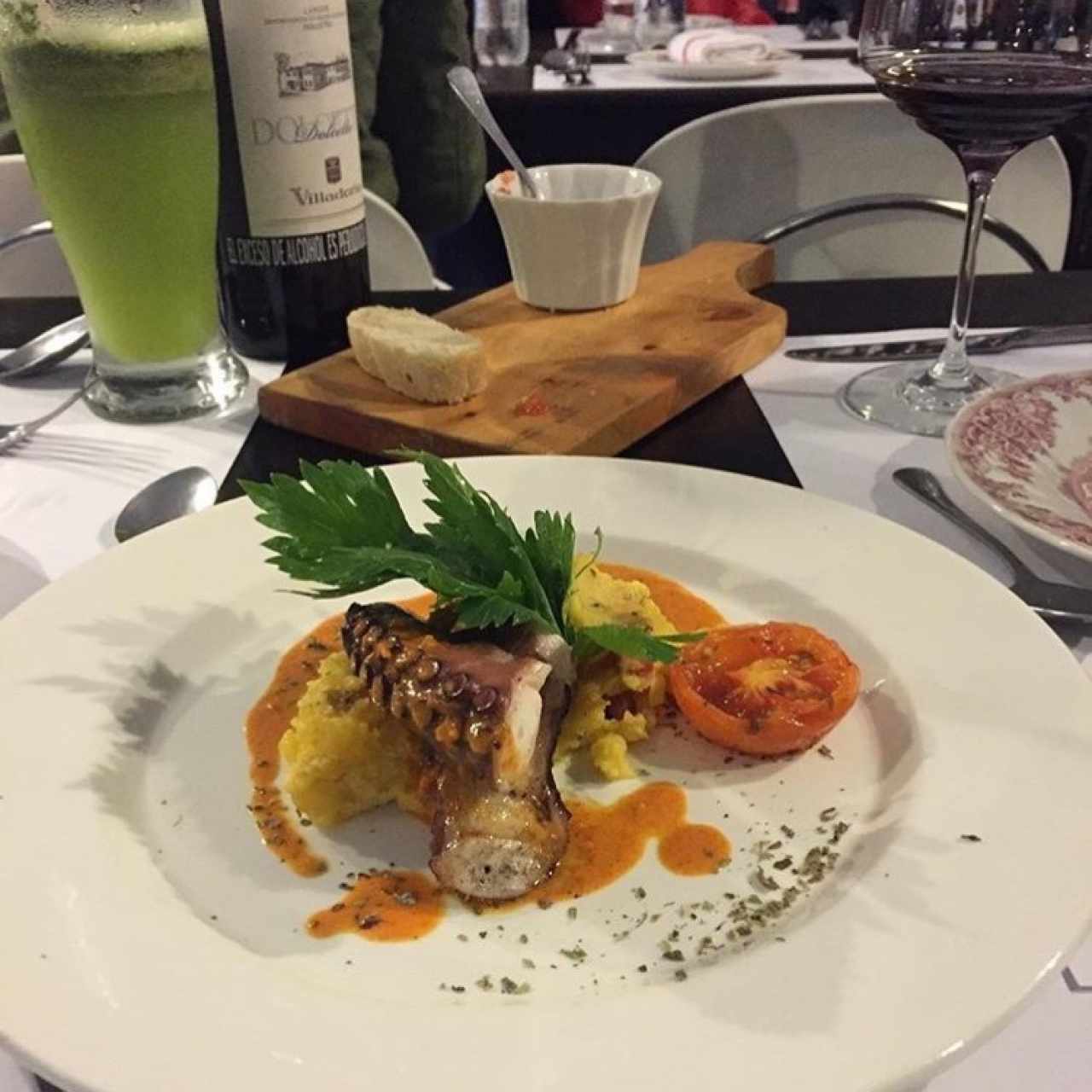 Pulpo sobre pure de papa criolla y chorizo español