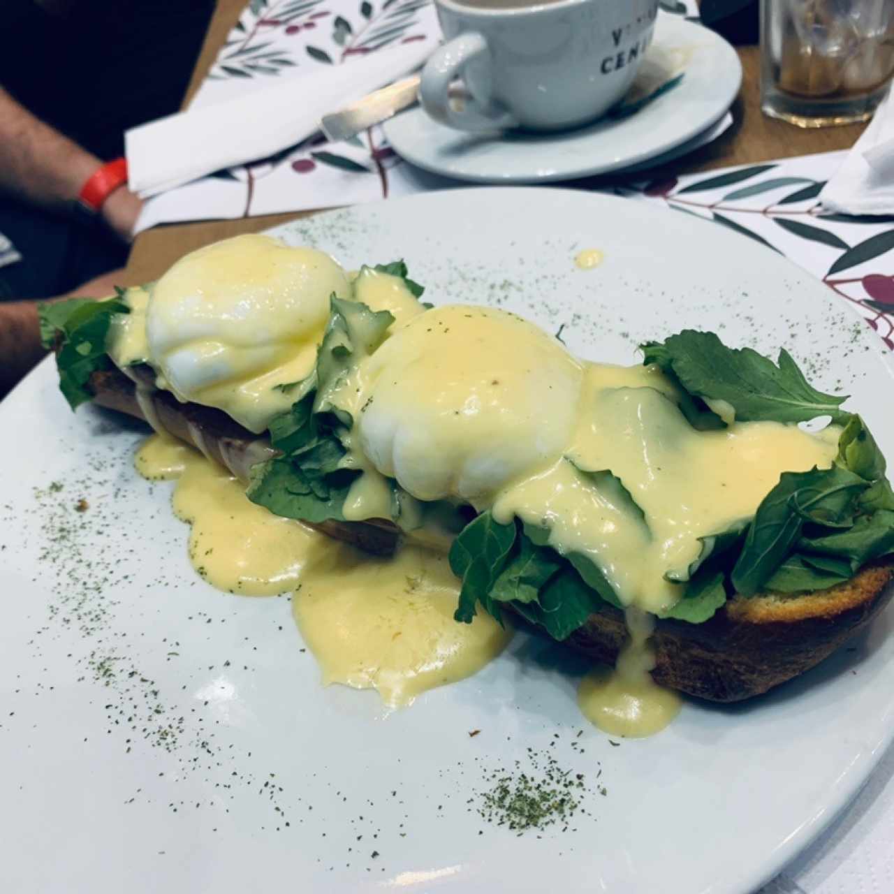 Huevos Benedicto sobre una Tostada