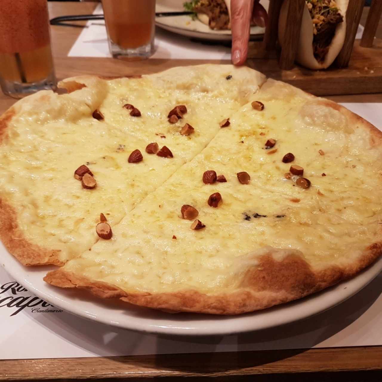 pizza 4 quesos con nueces 