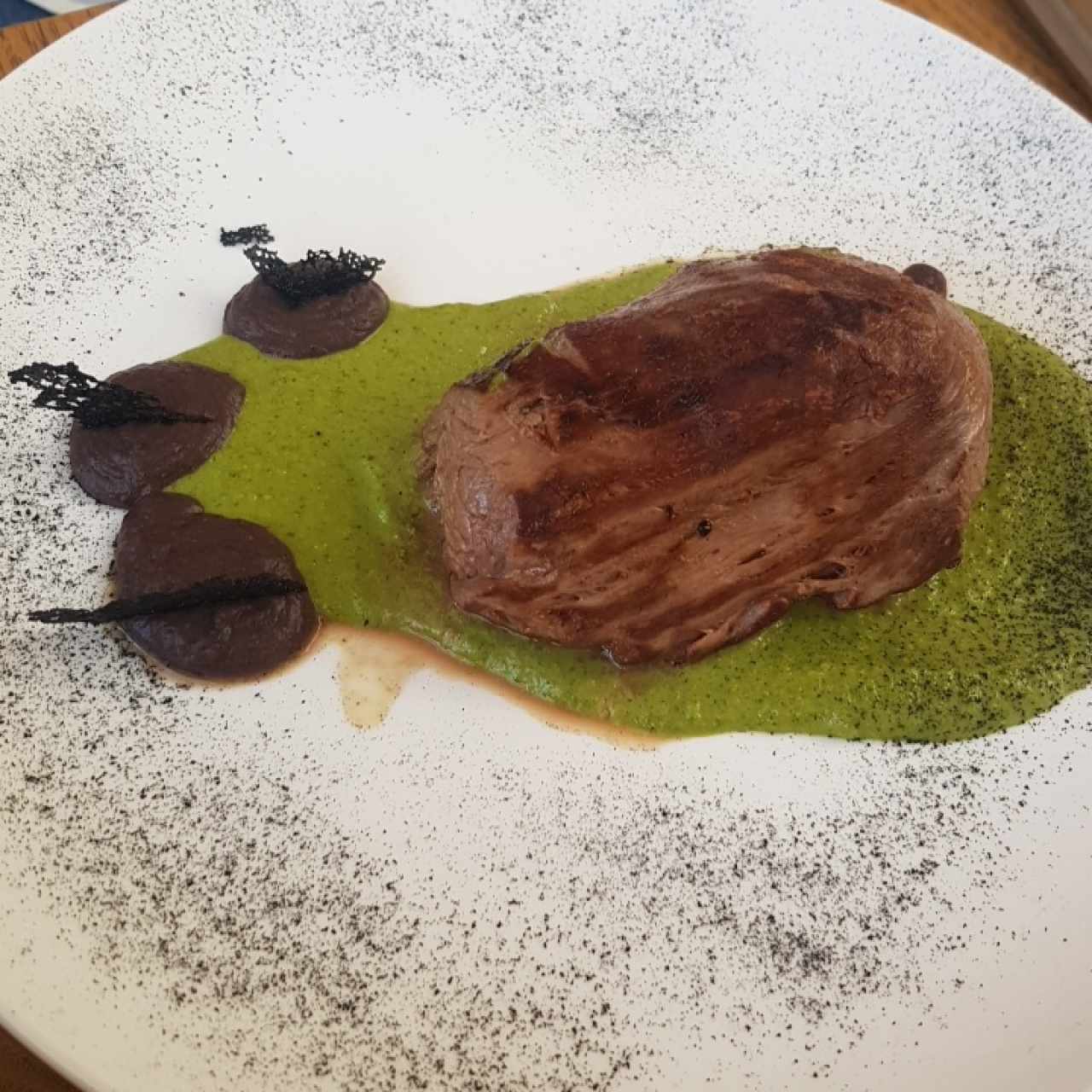 LOMO DE RES EN COSTRA DE TRES CHILES