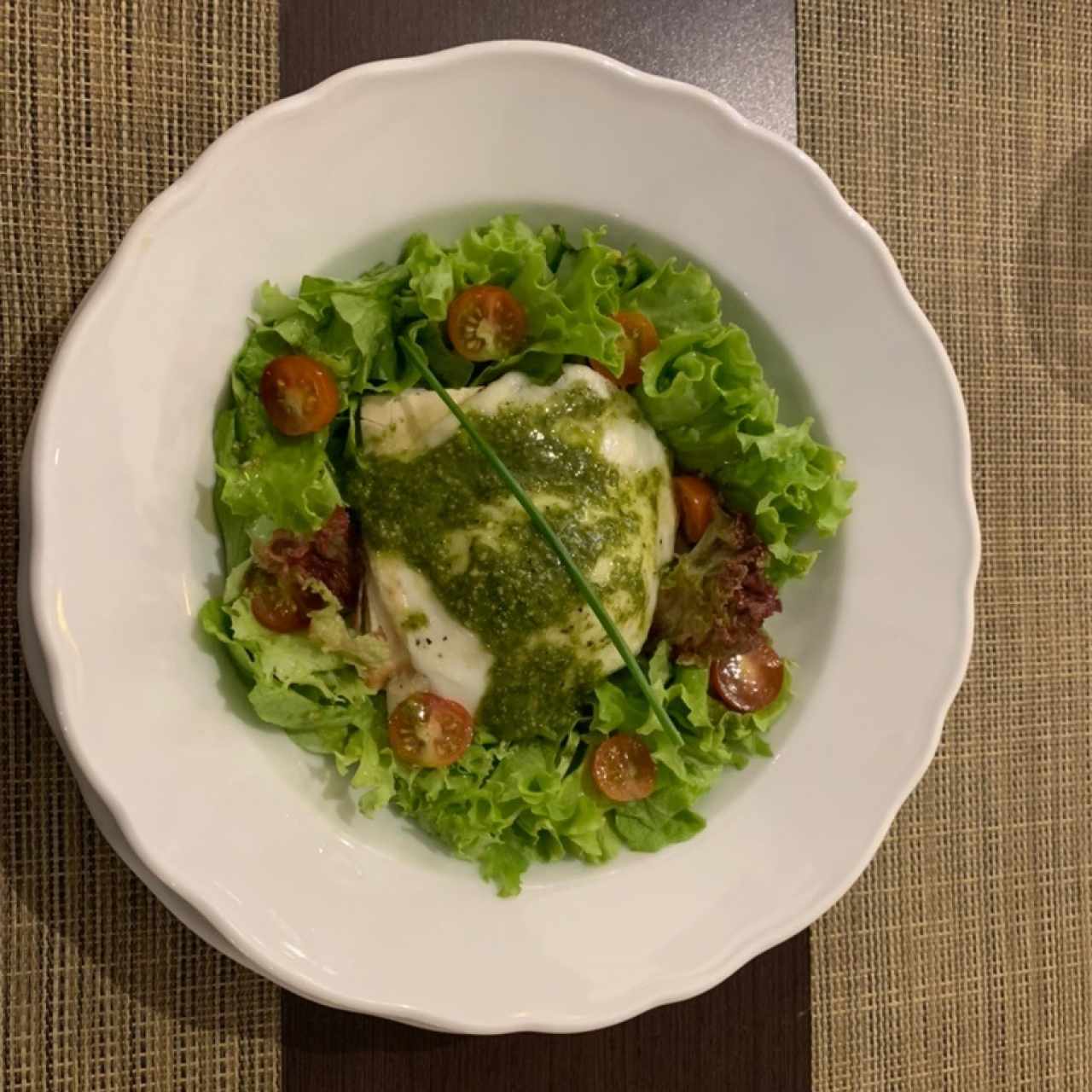 FUNDIDA DE QUESO MOZZARELLA CON PESTO DE LA CASA