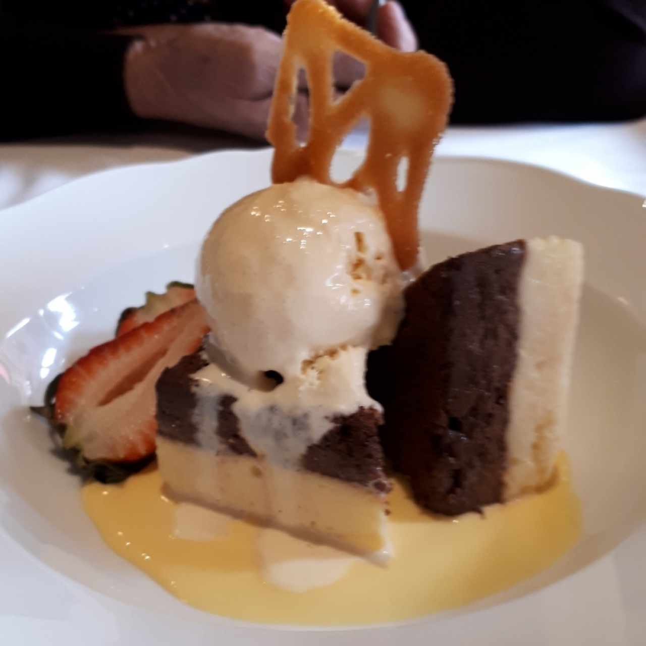 biscocho de chocolate húmedo, helado y chantilly