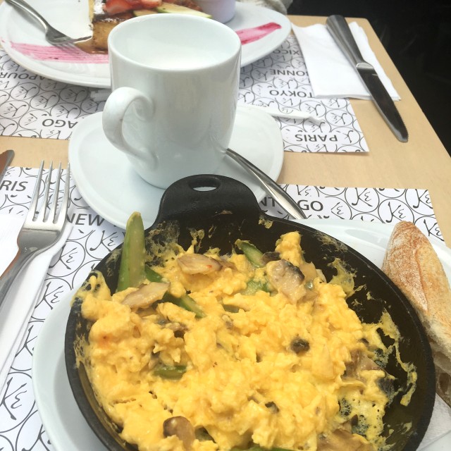 Huevos con esparragos y champiñones