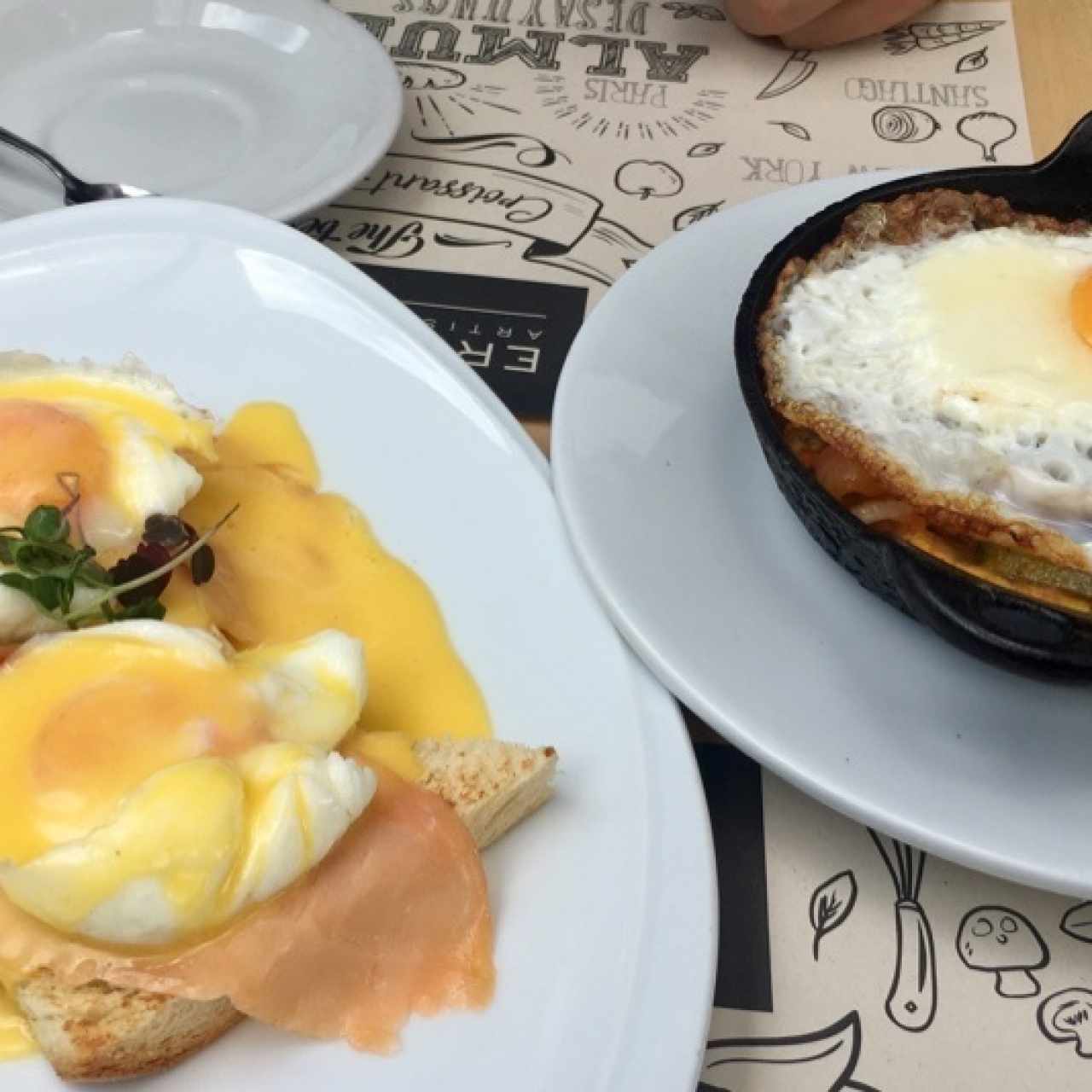 huevos benedictinos con salmon y cacerola ratatouille 