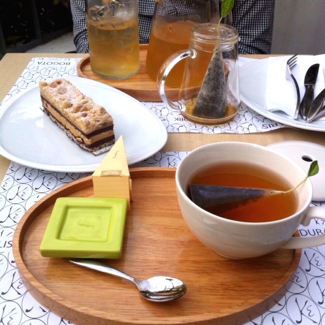 Té blanco y postre de chocolate y nueces