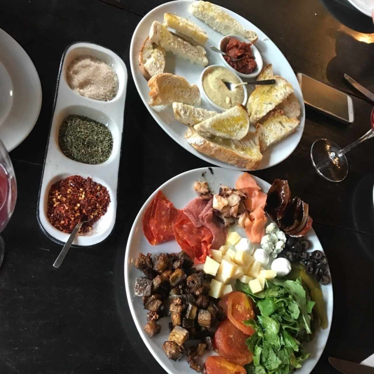 antipasto y pan 