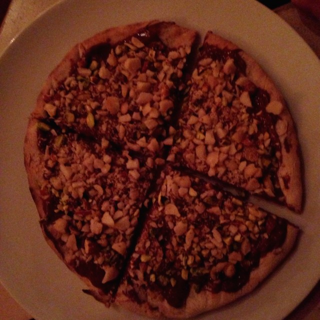 Pizza de nutella con nueces