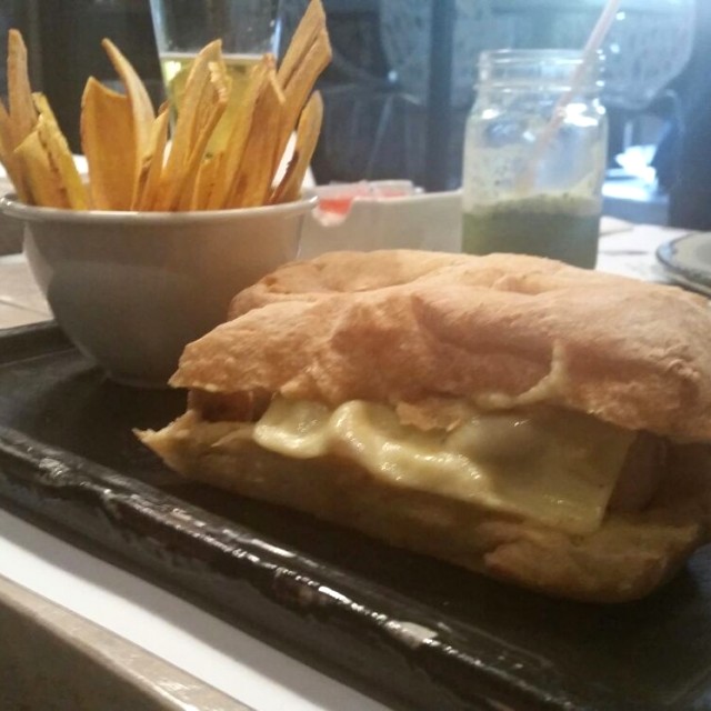Sanduche de cerdo y manzana