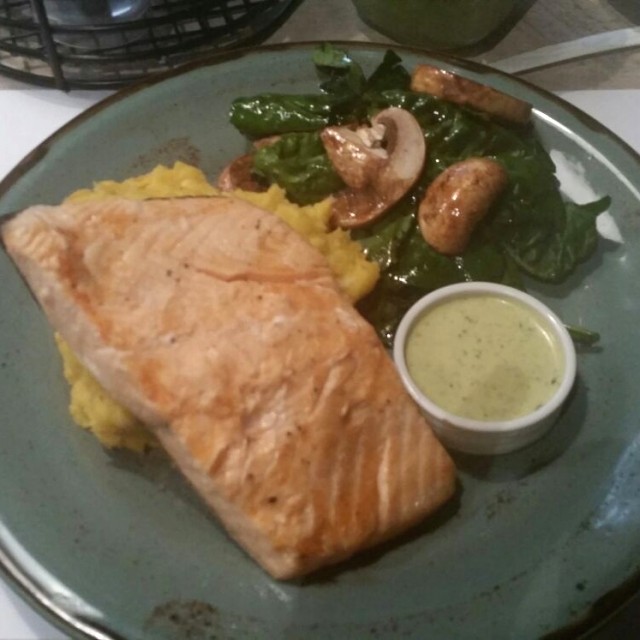 Salmon a la parrilla sobre pure de platano maduro