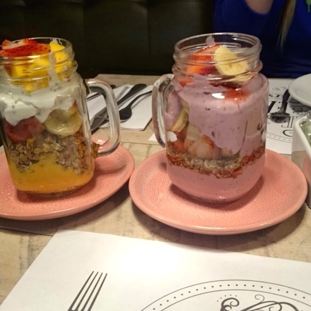 Parfait de mango y chia y de frutos rojos