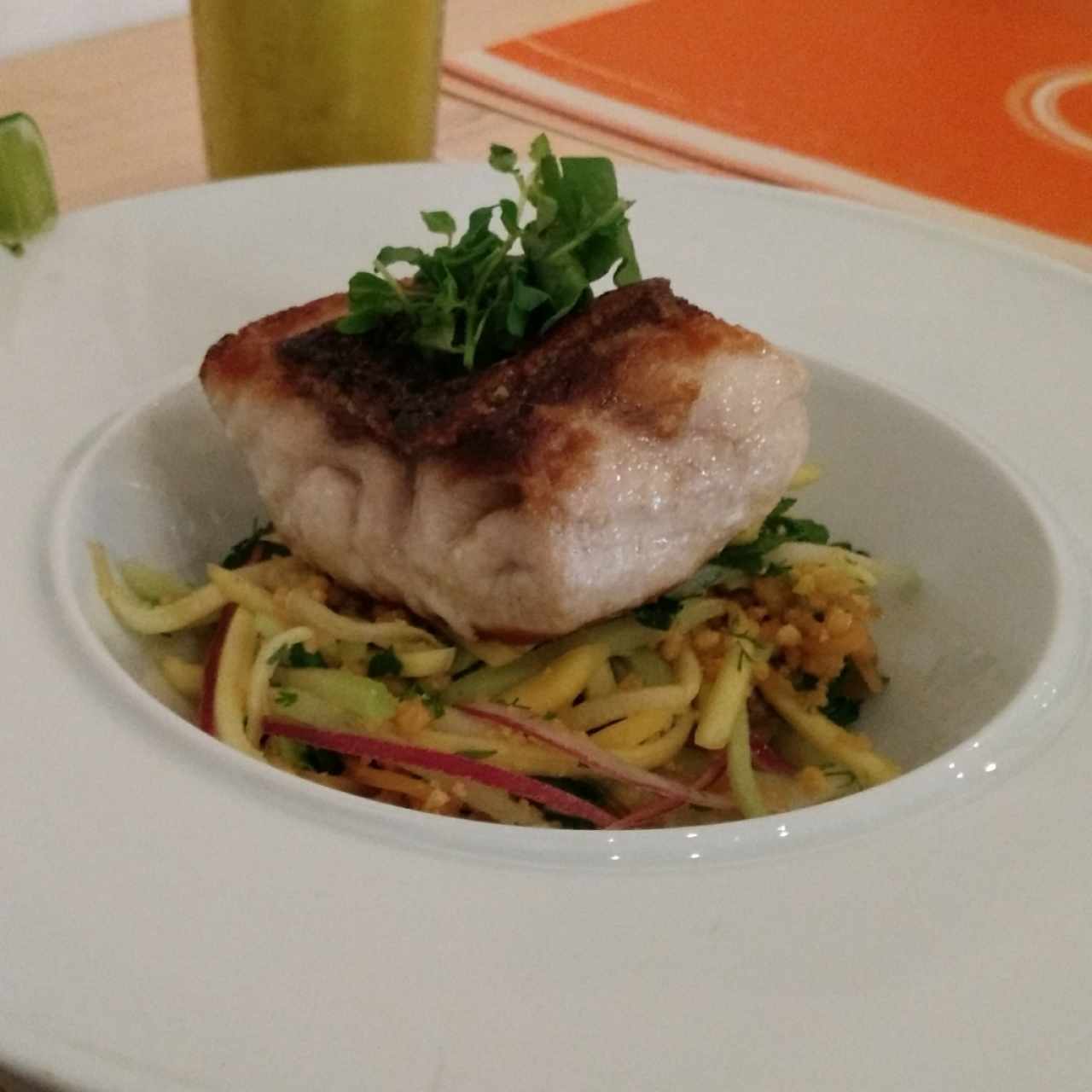 Corvina a la plancha con ensalada