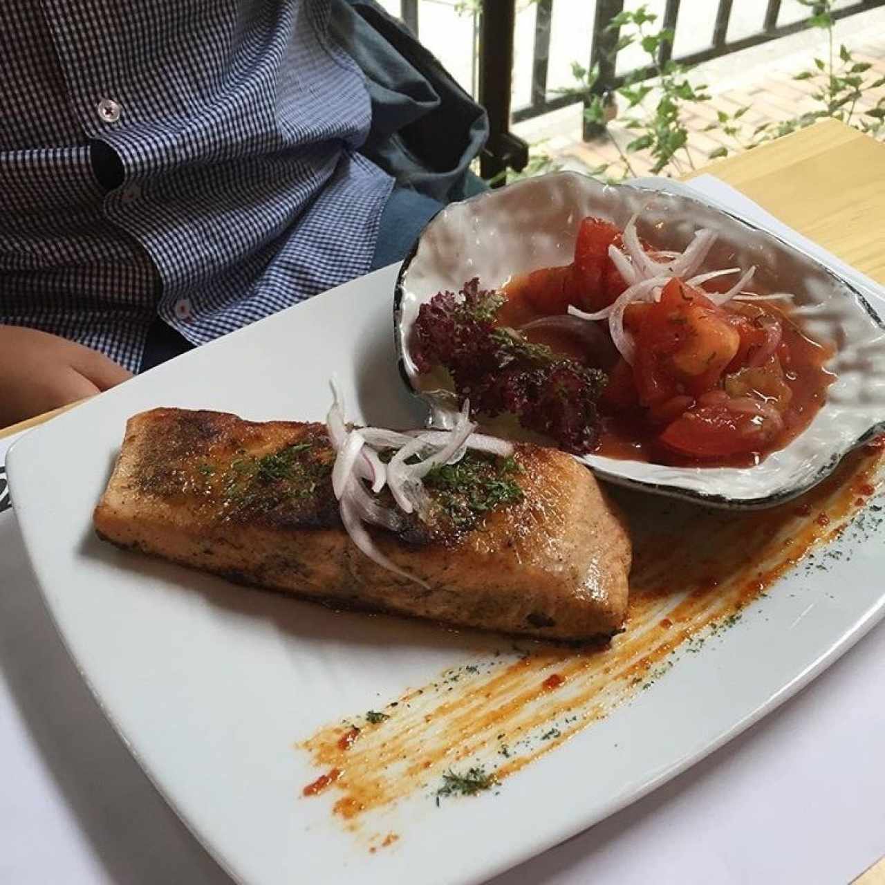 Salmón a la parrilla con leche de tigre 