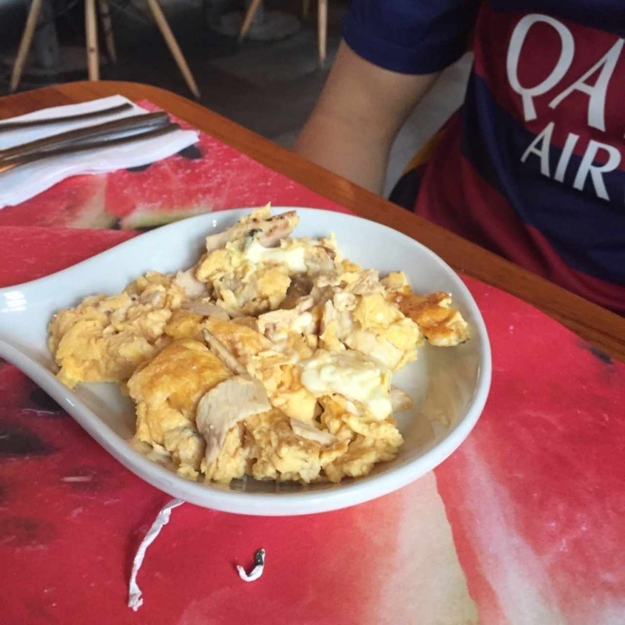 Huevos revueltos con queso y pavo