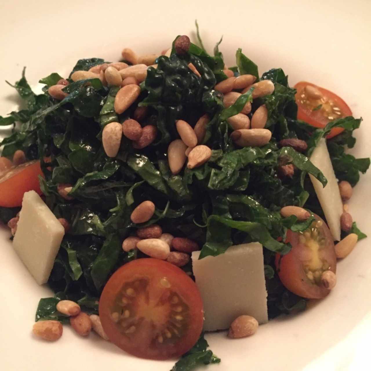 Ensalada de Kale, tomates y piñones
