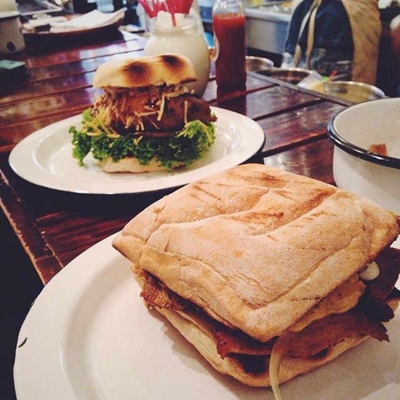 sandwich de confit de cerdo y sandwich de pollo asado