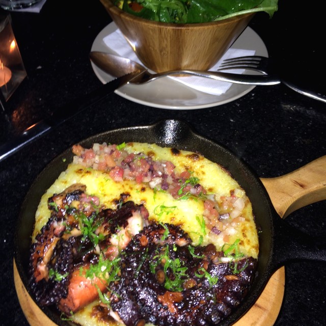 Pulpo con puré y ensalada de rúgula