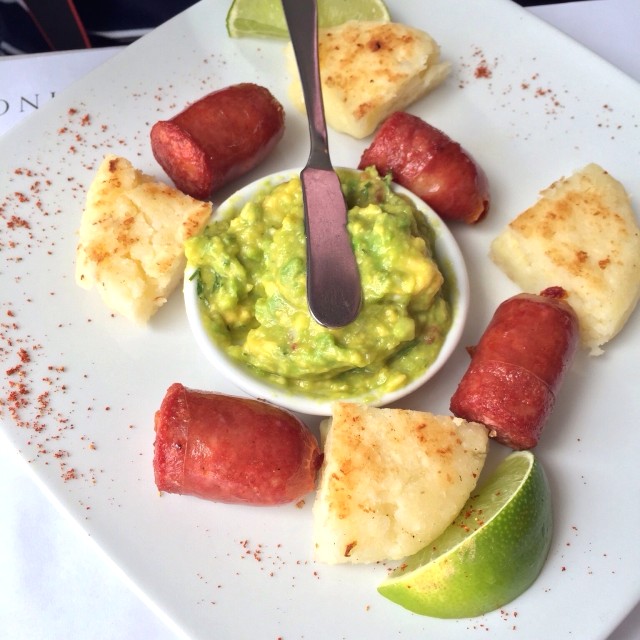 Chorizo y arepa con guacamole