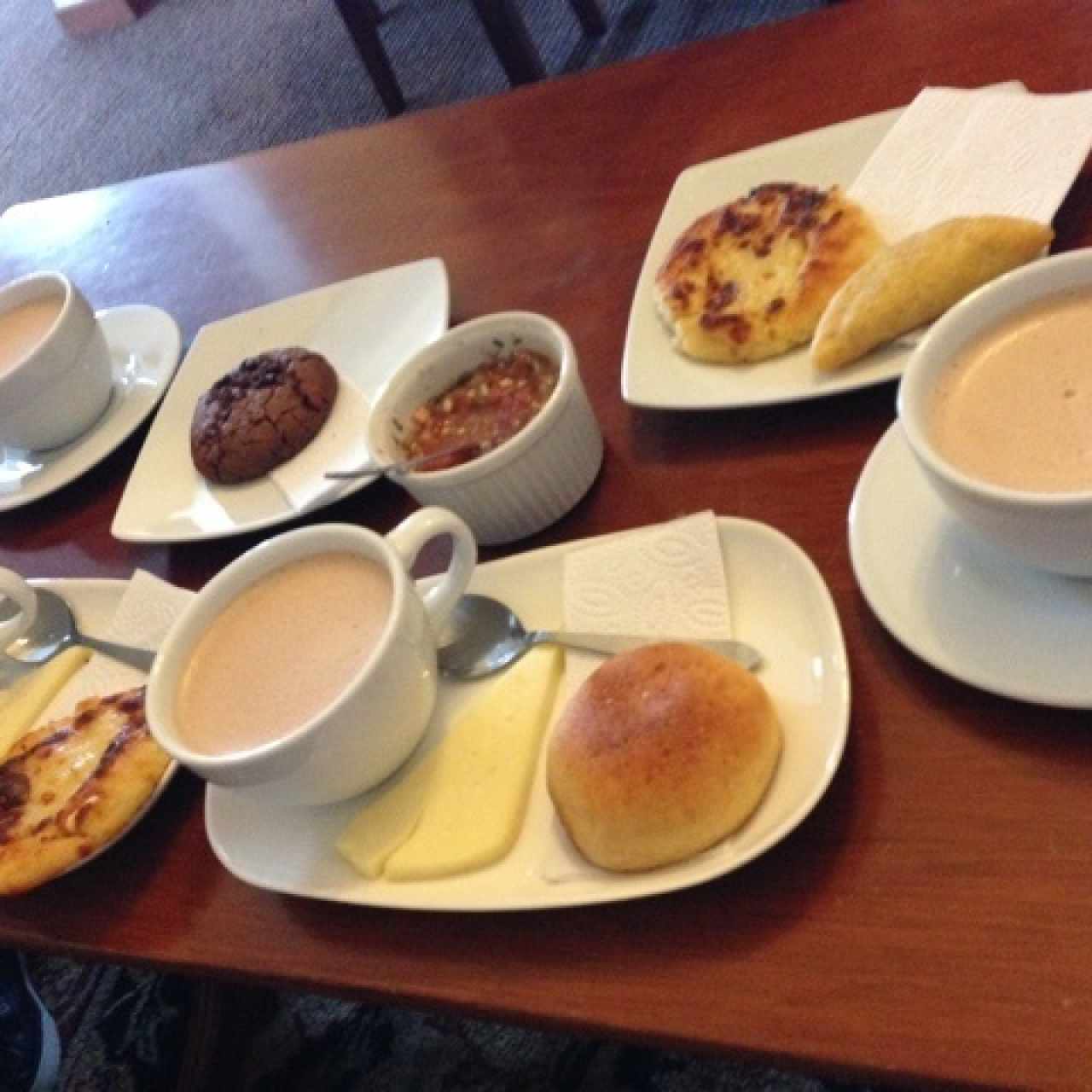 Chocolate, almojábano y queso