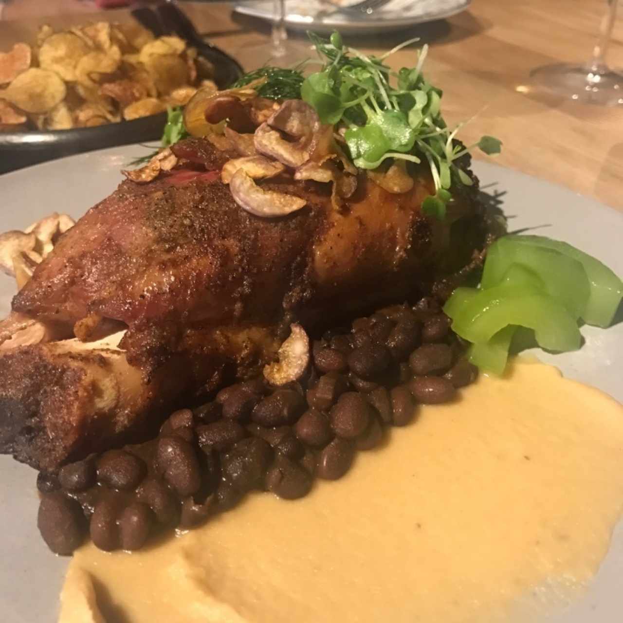 cerdo con frijoles y pure de manzana