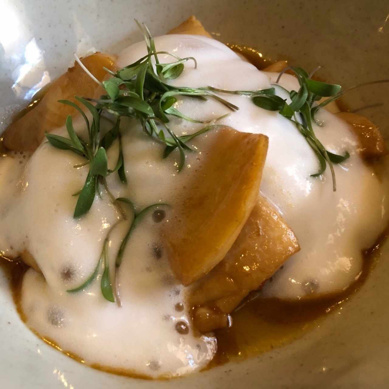 pescado con espuma de coco y arracacha