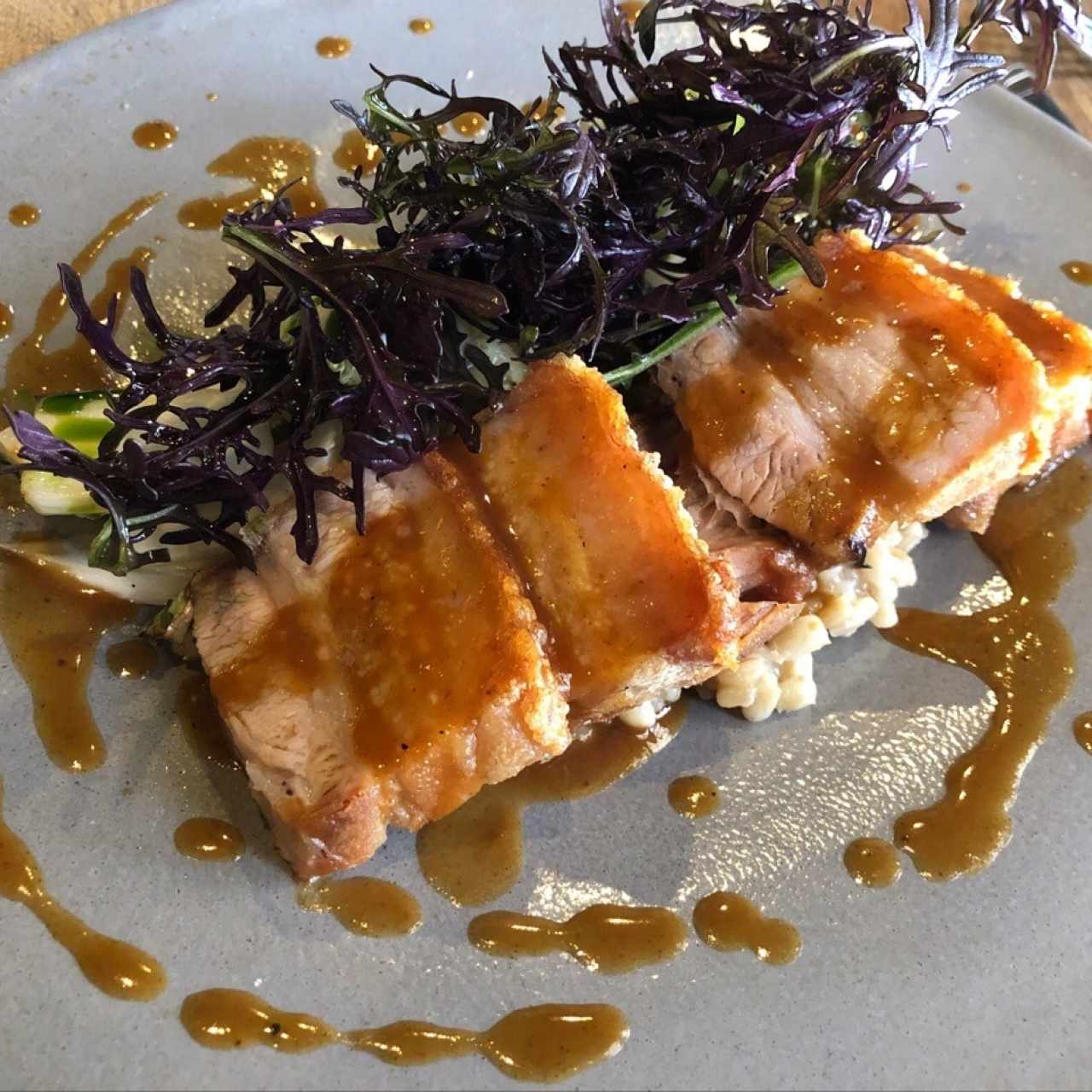 cerdo con cebada perlada y ensalada