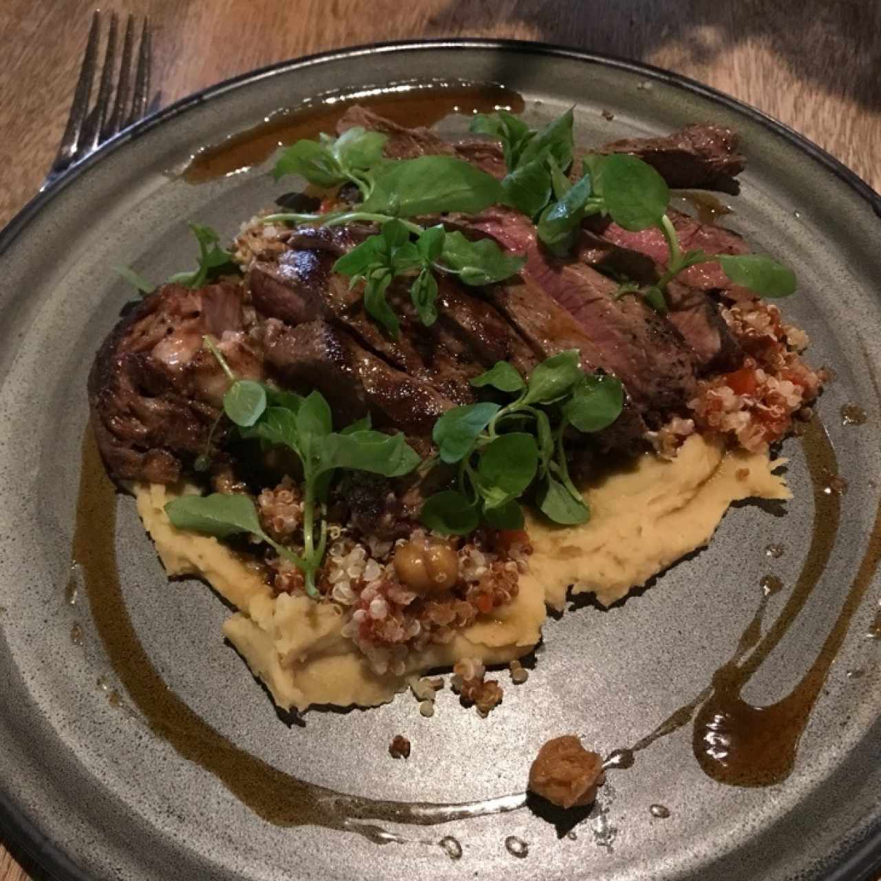 cordero con puré de garbanzo y ensalada de quinoa