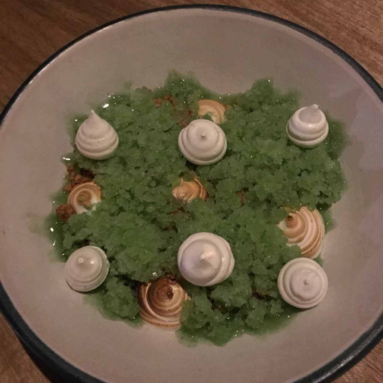 Granita de lulo, merengue, leche en polvo y guanábana.