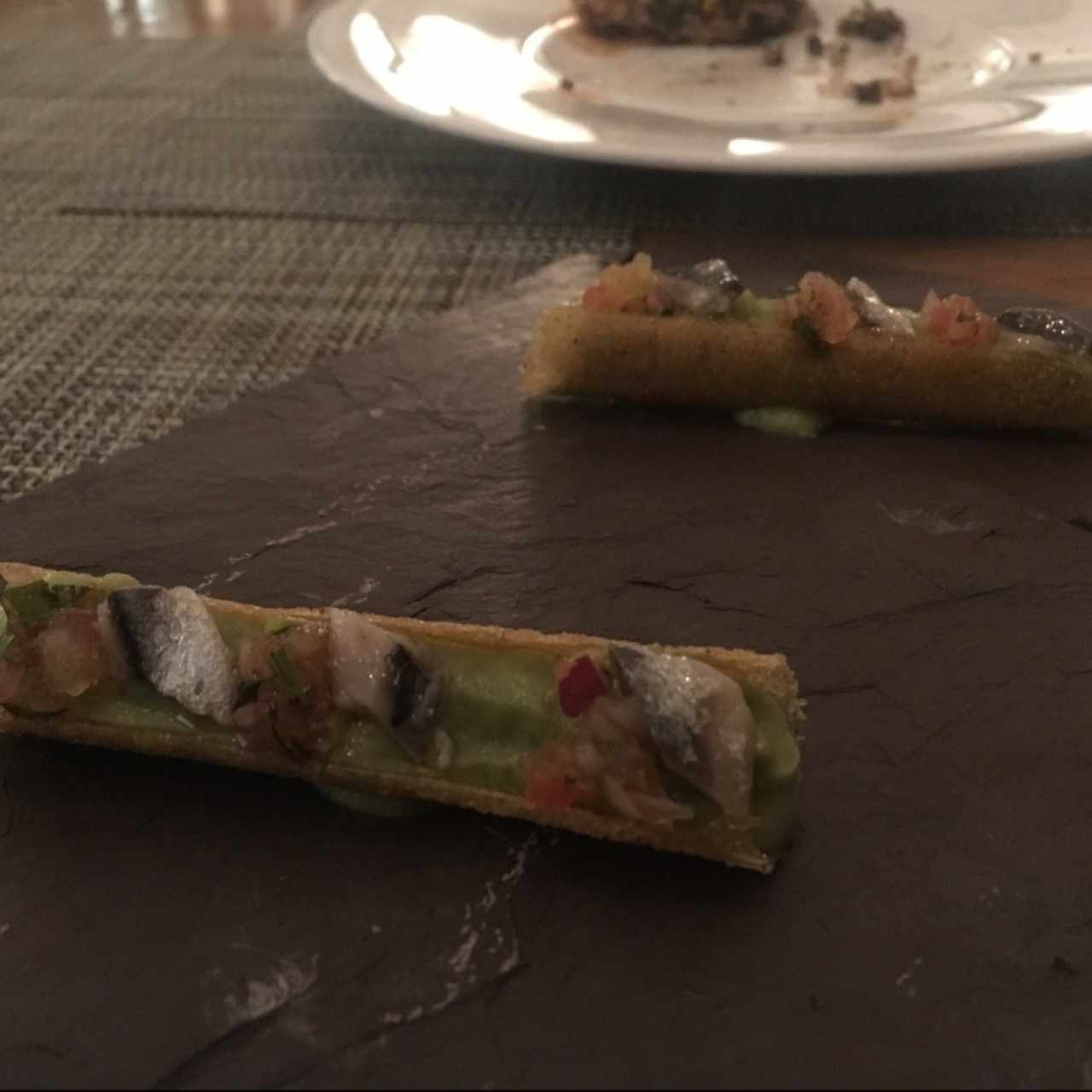 pañuelo de maiz con guacamole y boquerones