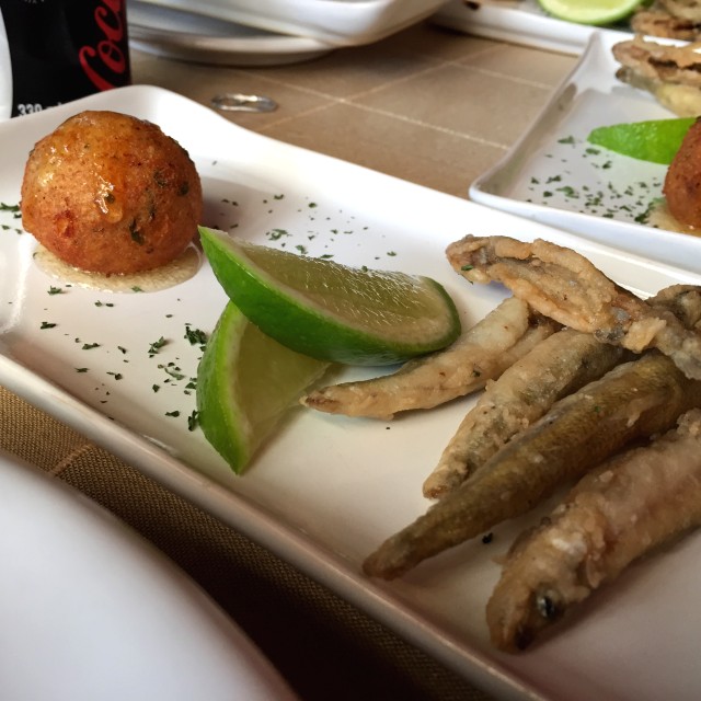 Buñuelo relleno de salmon y pescaditos fritos