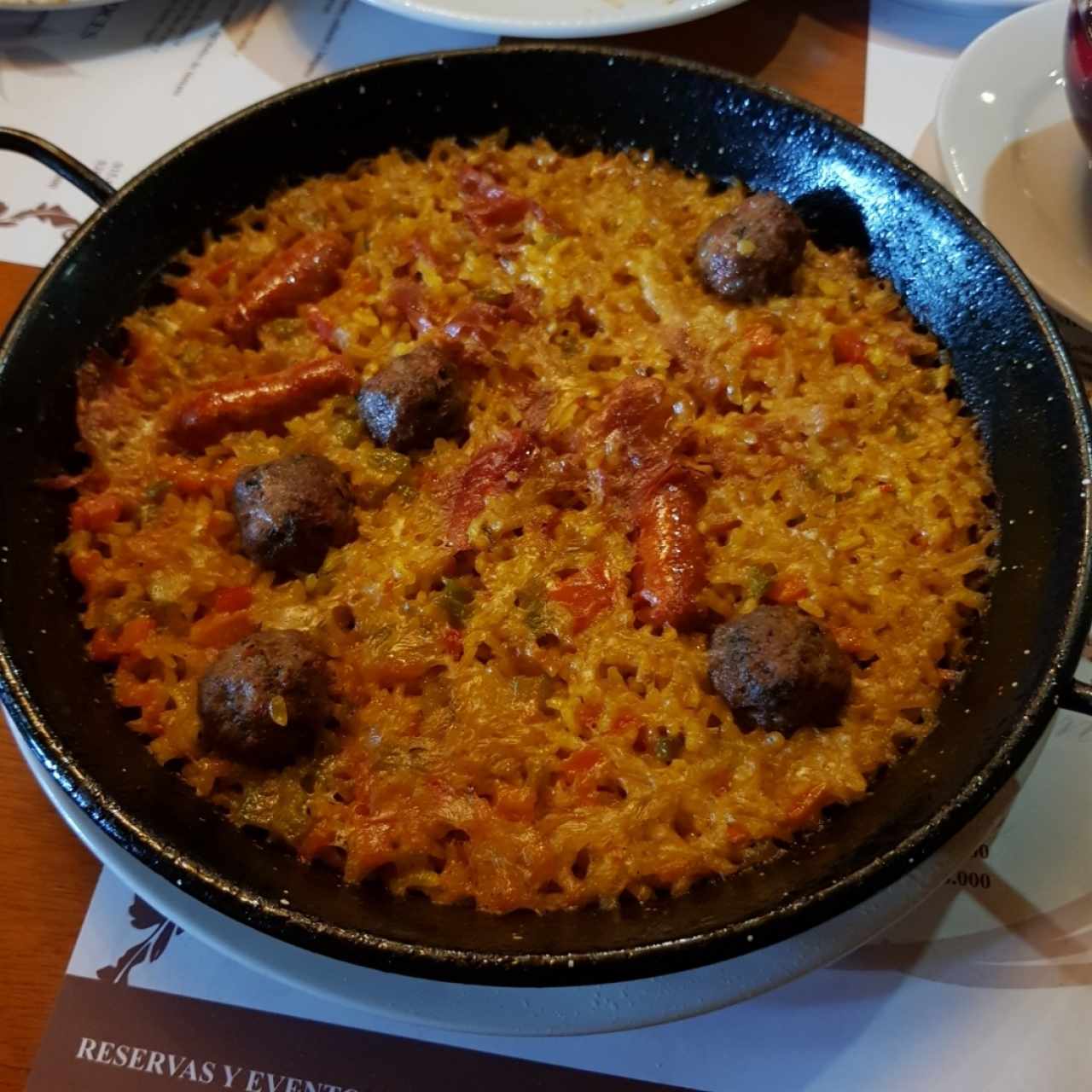 paella albondigas, jamón serrano y chorizo
