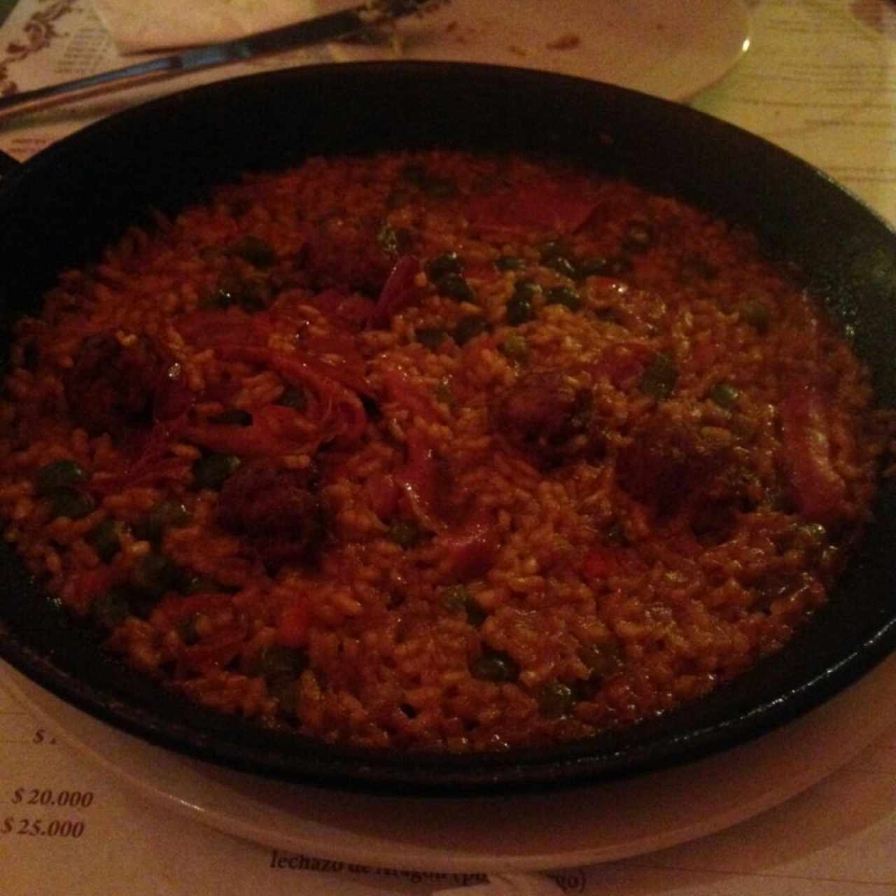 paella de albondiguillas, jamón serrano y chistorra
