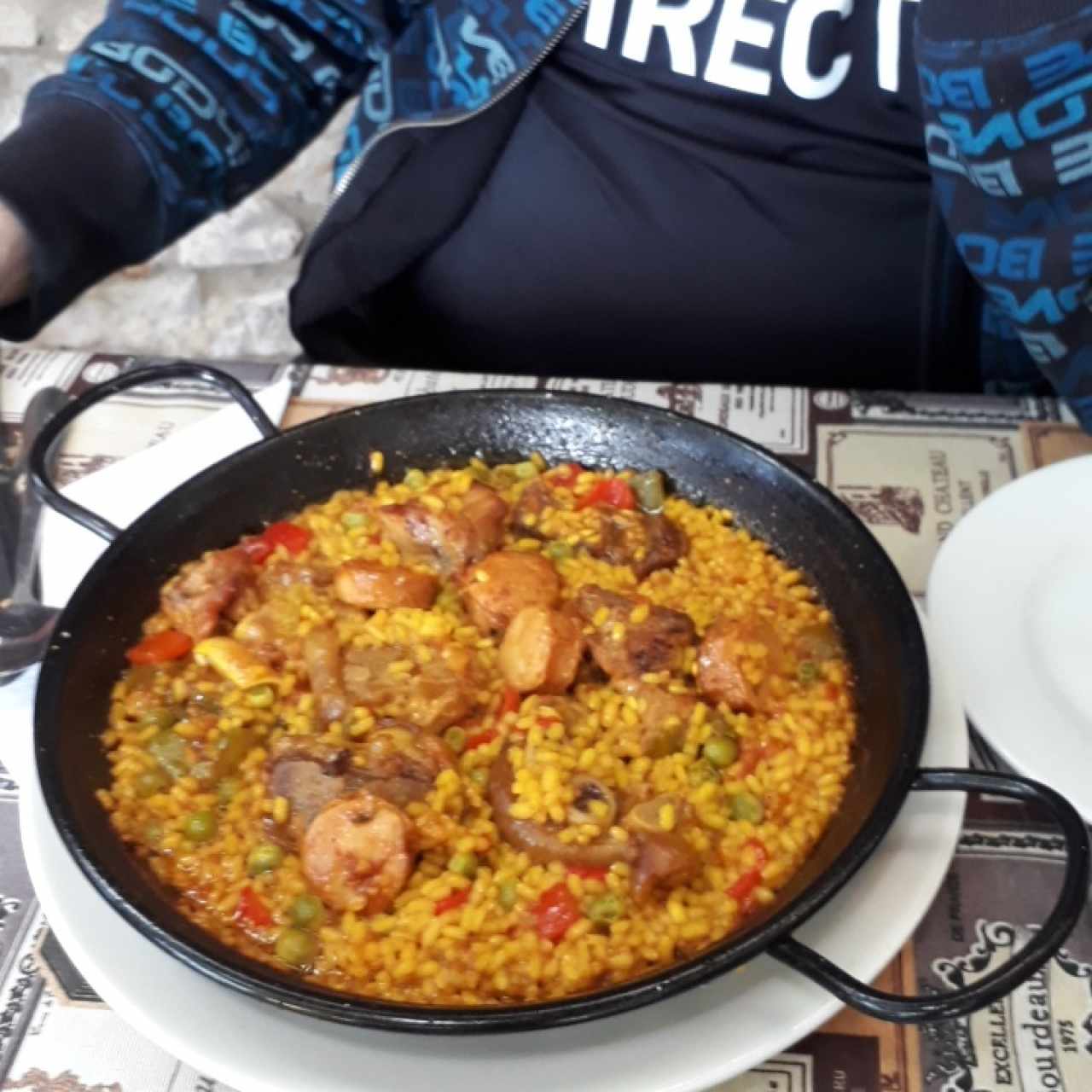 paella con manos de cerdo costilla y butifarra