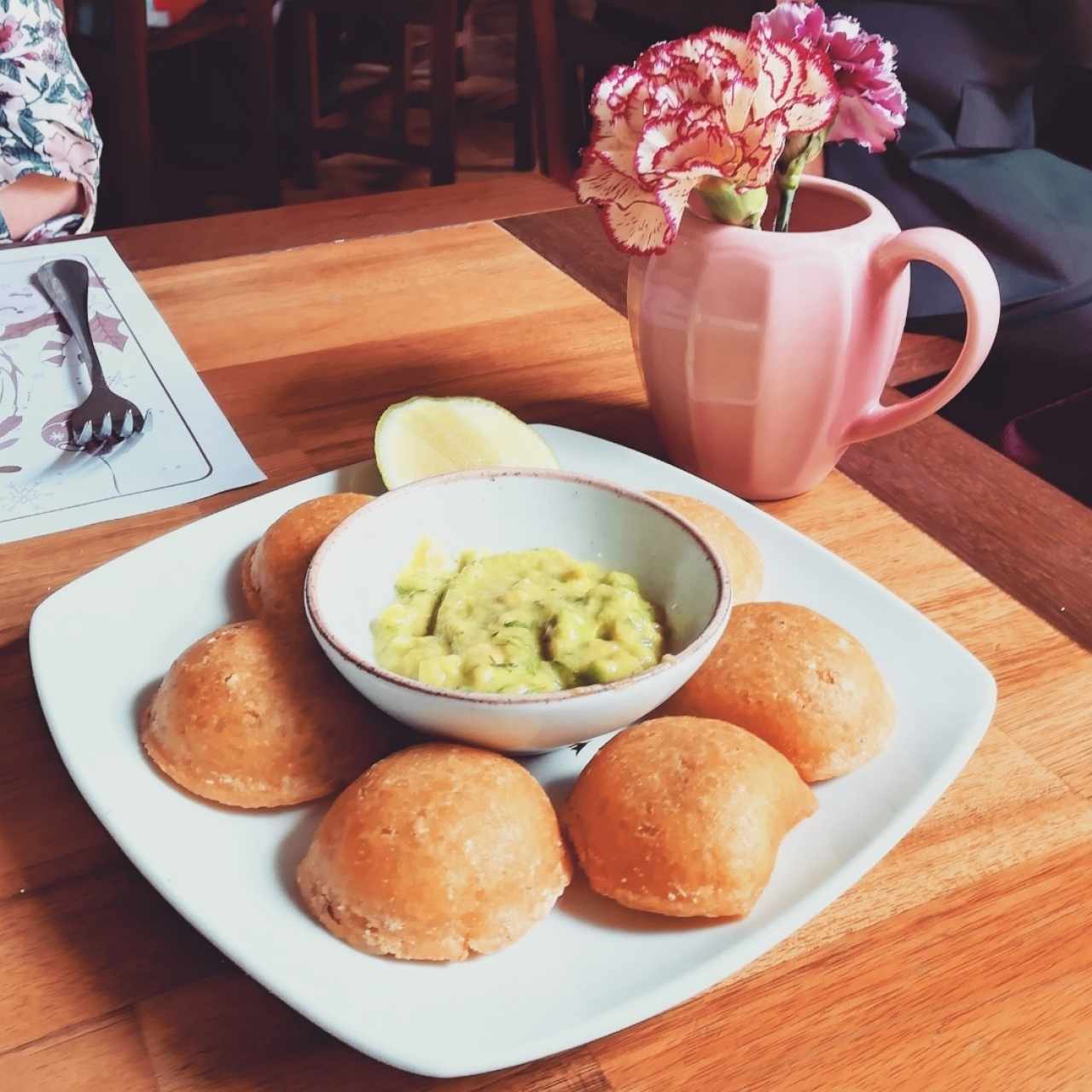 entrada de empanaditas con guacamole
