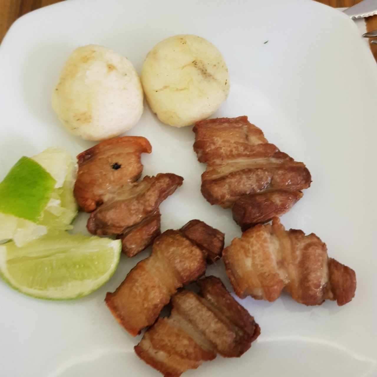 chicharrón con arepa y limón 