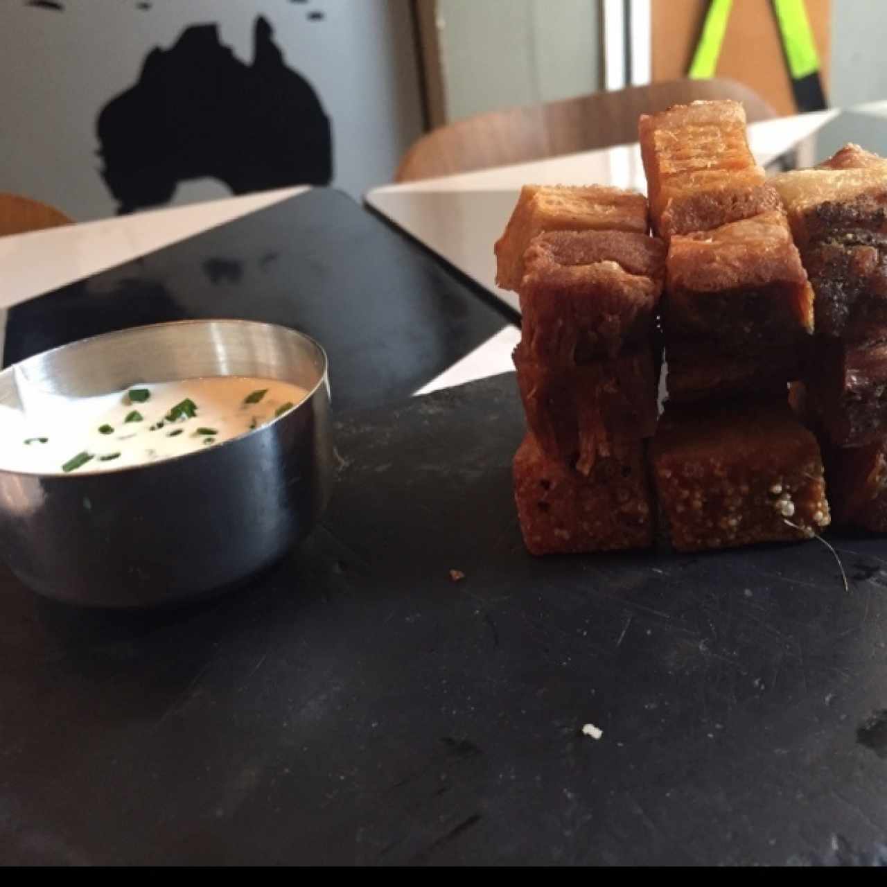chicharron con suero costeño