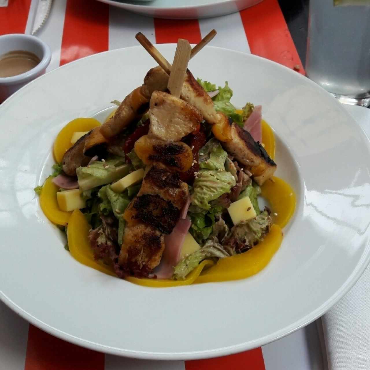 ensalada de pollo con duraznos.