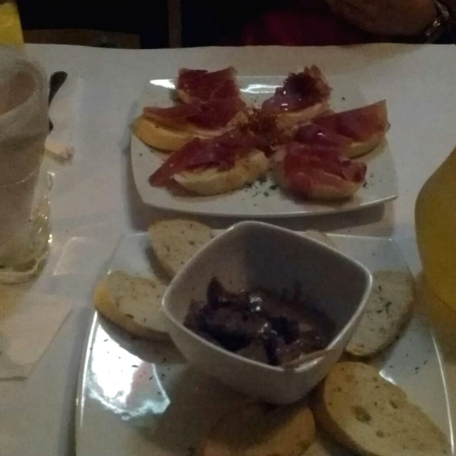 Sangria de cava-tiras de lomo en salsa de queso azul y montaditos de jamon serrano