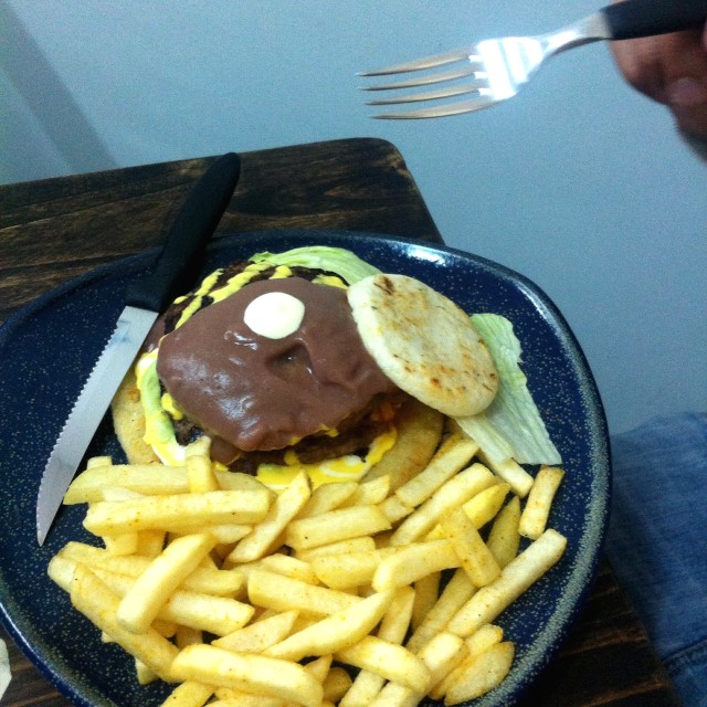 Kolohamburguesa en arepa
