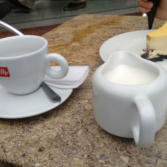 Café con leche de soya y cheesecake de oreo