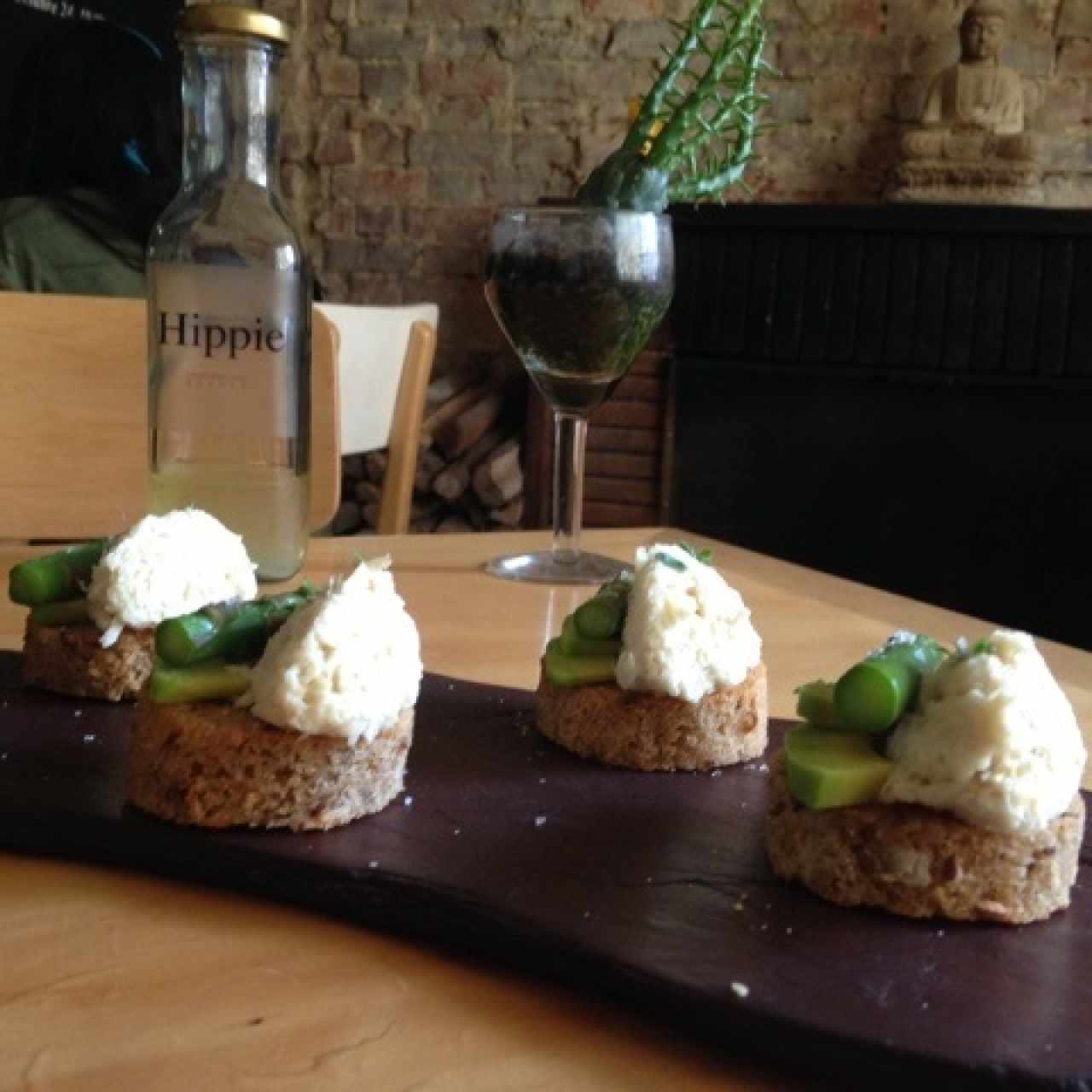 Montaditos de Cangrejo con aguacate y Esparrago