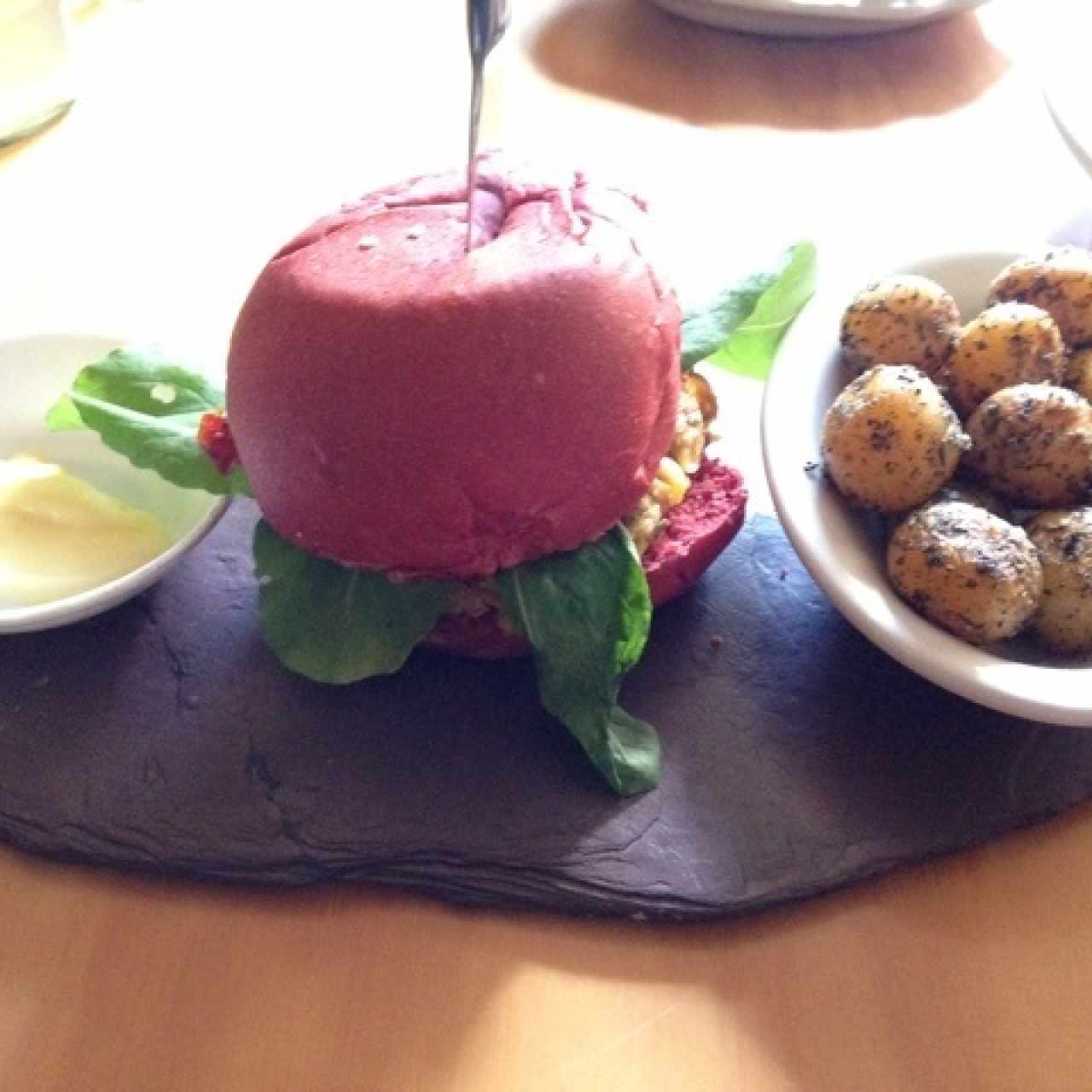 Hamburguesa de Lentejas en pan de Remolacha