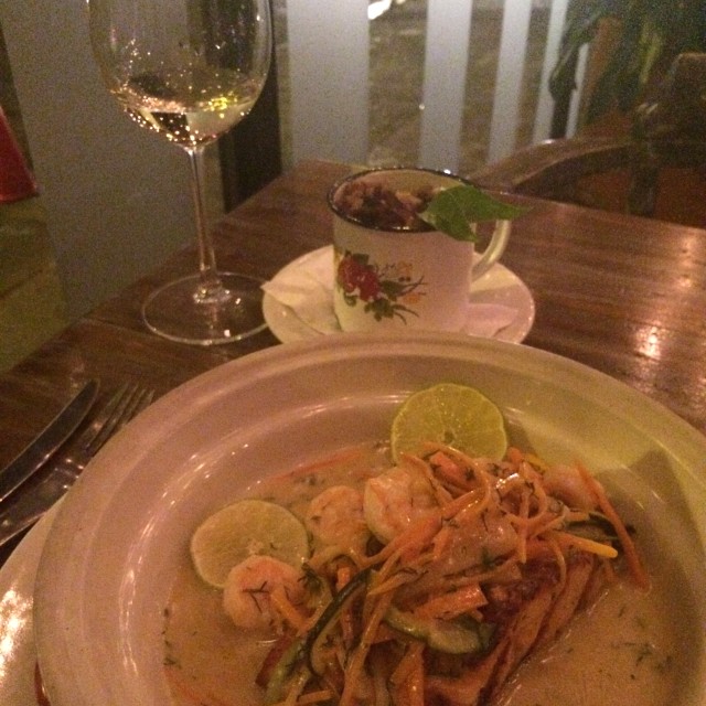 Salmon & Prawns! Ese toque con jengibre queda genial! Acompañamiento: papas salteadas con cebolla y tocina!! Por dios que delicia!!
