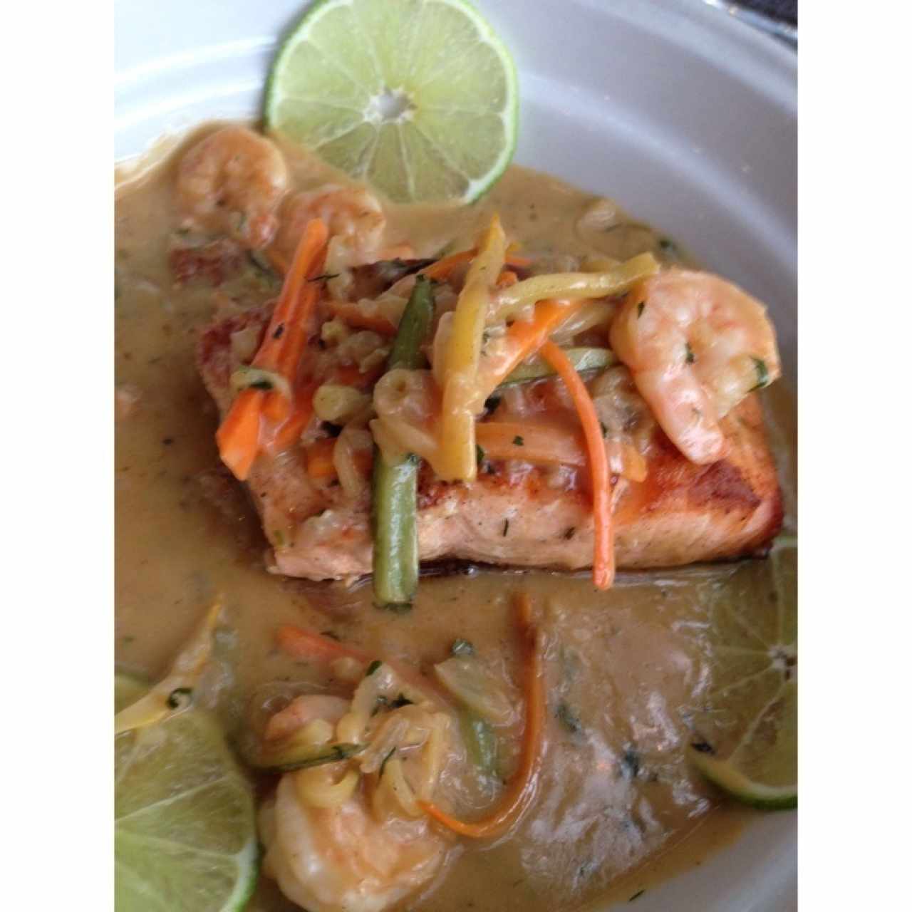 Salmón y langostinos en salsa de mantequilla y limón 