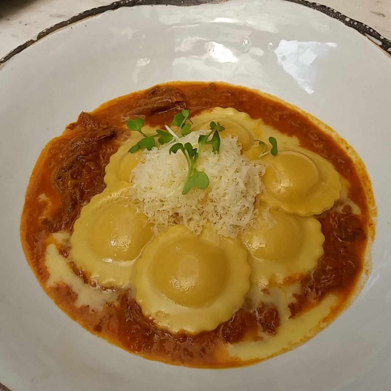 ravioli de maicitos con ragu