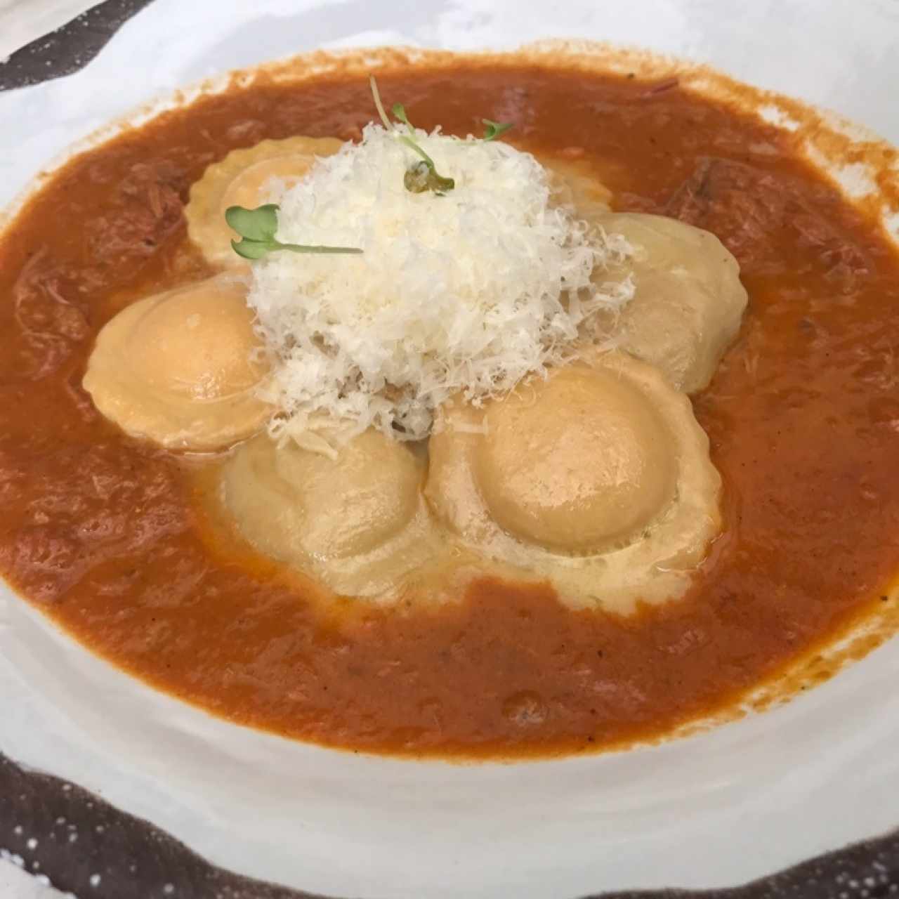 Ravioli de plátano con ragú de cordero